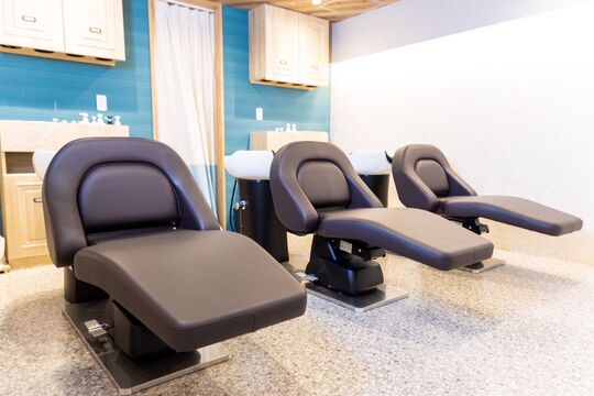 【天神】≪離職率5％以下・平均月収40万円～・最低保障給あり・20代のお客様が多い・入客チャンスあり・業務委託or正社員の選択OK・インボイス対策済≫平均売上月100万以上のスタッフも在籍！土日祝のお休みも相談可能なので働きやすさバッチリ！！自分の時間を大切にできて長くお仕事できるヘアサロン「TIGRE tenjin（ティグルテンジン）」からスタイリスト（美容師）の求人☆★☆