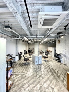 【JR吹田駅】≪インナーカラー、ハイライトカラーが人気≫≪客単価1万円≫≪客層30代がメイン≫ブリーチ技術はもちろんですが、ショートヘアのオーダーも多くカット技術もしっかりと学ぶことができます！「FLANER（フラネ）」からスタイリスト（美容師）の求人☆★