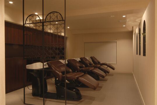 【烏丸】◇◆社会保険完備◆退職金制度あり◆住宅手当あり◆◇新商品や新メニューをドンドン取り入れ、最新のトレンドを発信！まつげエクステや着付けも学べます。幅広い分野で活躍できる美容師になりたいならココ♪Spin hair 烏丸店（スピン ヘアー カラスマテン）からアシスタント（美容師）の求人☆★☆