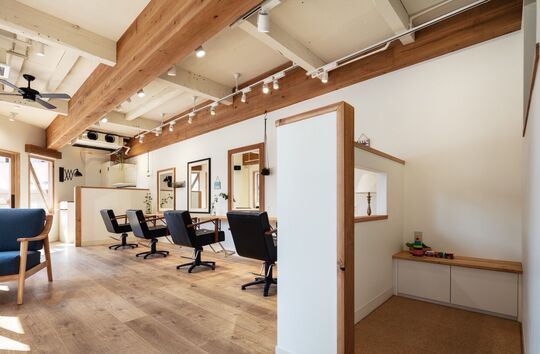 【野江】≪月8日休み≫≪月給18万円≫≪土曜休みOK≫最短1年半でデビュー可能！営業時間内レッスンも可能！少人数制の地域密着型サロン！「RITZ！（リッツ）」よりアシスタント（美容師）の求人☆★