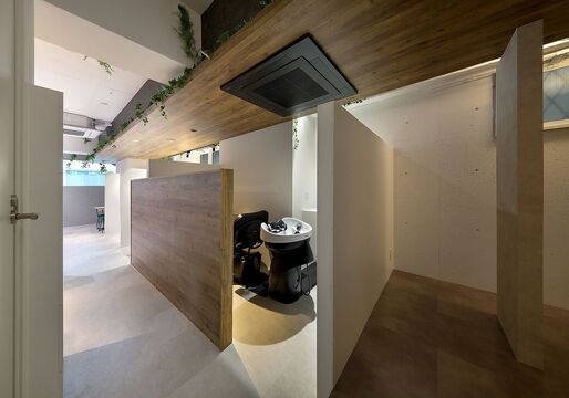 【塚口】≪完全週休2日≫≪月給28万円スタート≫≪19時過ぎに退勤≫≪社会保険完備≫≪月1日土日のお休みも可能≫≪地域密着型≫セット面がすべて半個室！オシャレで落ち着いた大人サロン！技術力が高く、ヘッドスパも人気☆実力をつけたい方におススメ！「bloom hair design（ブルームヘアデザイン）」からスタイリスト（美容師）の求人☆☆