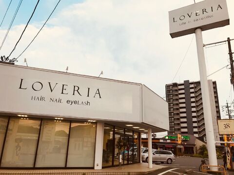 【南久留米駅】≪土日祝の希望休OK・完全週休2日制・社会保険完備・営業中のレッスンOK≫お休みや福利厚生面が充実！営業中のレッスンもできるので時間を有効活用できます！トレンドを取り入れたスタイルやデザインカラーが人気のヘアサロン「LOVERIA KURUME（ラヴリアクルメ）」からアシスタント（美容師）の求人☆★