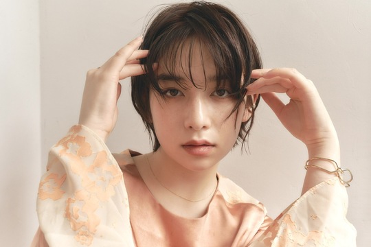 【西梅田】≪完全週休2日制≫≪実働8時間≫≪社会保険完備≫≪営業中レッスンにより最短2年デビュー≫髪質改善が人気のカジュアルスタイルサロン！「CALINER by Fier（カリネバイフィエル）」からアシスタント（美容師）の求人☆★☆