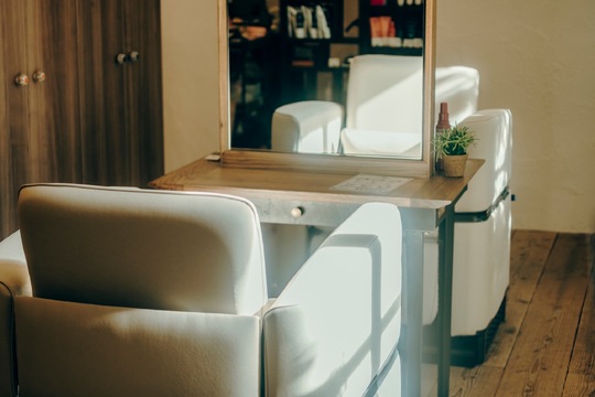 【地下鉄平野駅】≪月給23万円≫≪完全週休2日制&有給休暇完全消化≫≪住宅手当あり≫≪ 最短2年でデビュー≫≪ 社会保険完備≫安心して長く勤務出来る環境！！イギリスのコッツウォルズをモチーフに上質な癒しの空間でリラックスできるワンランク上の人気ヘアサロンです！「RIVER-NO 平野店（リバーノヒラノテン）」からアシスタント（美容師）の求人☆★