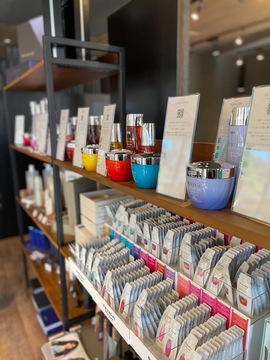 【新下関駅】≪デビューまで2年以内・営業中レッスンOK・20時までに退勤可能・社会保険完備≫安心のカリキュラムで一人ひとりにピッタリなペースでスタイリストデビューを目指せるヘアサロン「the laughter THE BREACH 新下関店 Smart Salon（ザラフターザブリーチシンシモノセキテンスマートサロン）」からアシスタント（美容師）の求人★☆