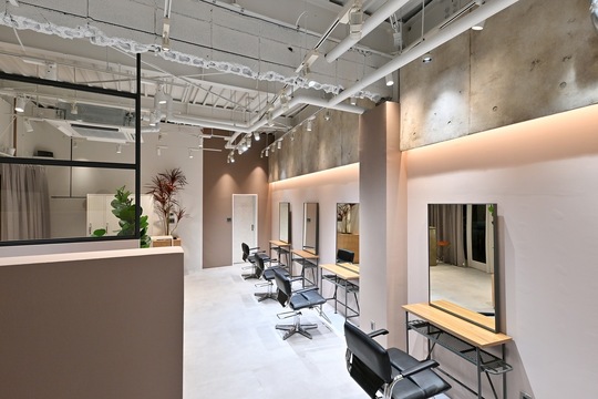 【吹田駅】≪月給27万円の高月給≫≪19時までに退勤可能≫≪月1回日祝休み可能≫≪完全週休2日制≫≪社会保険完備≫入客チャンスあり！退勤時間も早いのでプライベートの時間も作りやすい環境◎近い距離でお客様と関わり、臨機応変に働いていけるサロン！「Le rond（ロンド）」からスタイリスト（美容師）の求人☆★