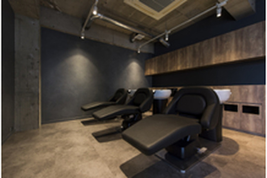 【本八幡】◆撮影やメイク、トレンドを学べるサロン・土日の希望休月2日程度OK・社会保険完備◆営業中にレッスン可能！独自の実践型カリキュラムで2年でのスタイリストデビューを目指せるサロンACE:Re（エース）からアシスタント（美容師）の求人☆★