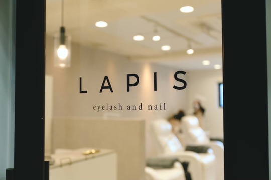 【渋谷】≪パリジェンヌ公式認定サロン≫≪未経験OK≫≪完全週休2日制≫≪社会保険完備≫≪土日休み月2回までOK≫≪髪色自由・ネイルOK≫≪客層20代メイン≫インフルエンサーも来店される人気サロン！「Lapis eyelash and nail 渋谷店（ラピスアイラッシュアンドネイルシブヤテン）」からアイリスト（まつげエクステ・まつげパーマ・アイブロウ）の求人☆☆