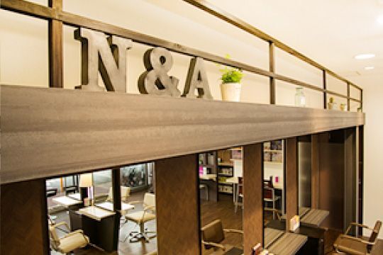 【幸手駅】■平均退社19時台・月9日休み選択可能・産休育休制度あり・社会保険完備■幅広い年齢層のスタッフさんが活躍しています！ママさんスタイリストさんも歓迎します！今までの経験を活かして長所を伸ばせるサロン！「hairshop N&A 幸手店（ヘアーショップエヌアンドエーサッテテン）」からスタイリスト（美容師）の求人☆★