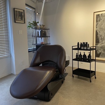 【服部天神】≪保証給25万円≫≪完全マンツーマン施術／1日3名まで≫≪アートや植物に囲まれたオシャレなプライベートサロン≫髪質改善ヘアエステ「髪質改善ヘアエステ Kolmeti.（カミシツカイゼンヘアエステコルメティ）」からスタイリスト（美容師）の求人☆☆