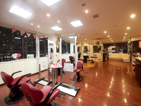 【王寺】≪社会保険完備≫≪完全週休2日制≫≪ママさんの応募歓迎≫≪20時までに退勤可能≫奈良県を中心に店舗展開するサロン！40～50代の女性を中心にトリートメントやスパのメニューが人気！「PLAZA 王寺店（プラザオウジテン）」からスタイリスト（美容師）の求人★☆