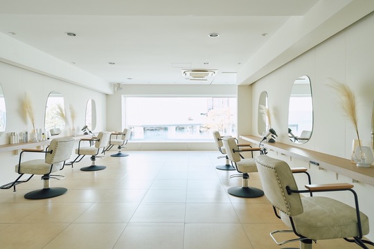 【桂】≪完全週休2日制≫≪月給21万円≫≪社会保険完備≫≪最短1年4ヵ月でデビュー可能≫平均退社時間19時30分頃！営業時間内レッスン可能！アットホームな小規模サロン！「she.（シー）」からアシスタント（美容師）の求人☆★☆