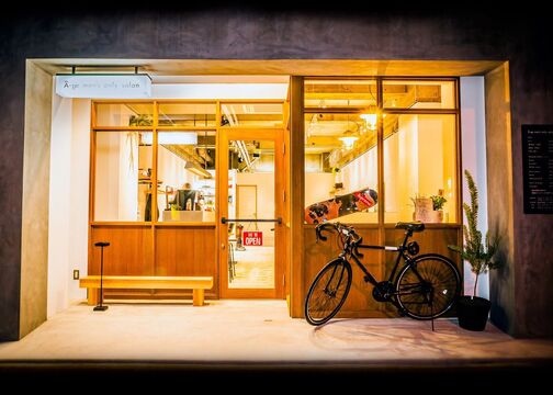 【東淀川】≪社会保険完備≫≪ブリーチやデザインカラーに強い≫≪フェードやパーマもおまかせ≫ブリーチなど個性的なスタイル提案で人気のメンズ専門店！メンズカラー、カットが好きという方にピッタリの「A-ge（アージ）」からアシスタント（美容師）の求人★☆