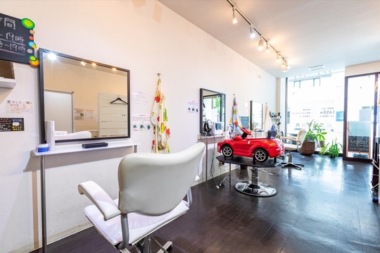 【六甲道駅】≪社会保険完備≫≪月給28万円以上≫≪月7～10日休み≫≪時短勤務相談OK≫地域密着型のサロンで楽しく働くことが出来ます！お客様満足を重視しているサロン「CutRoom 六甲道店（カットルームロッコウミチテン）」よりスタイリストの求人★☆