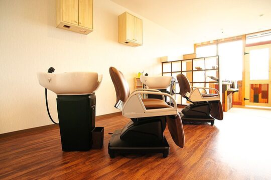 【住道】≪アイラッシュも学べる≫スタッフさんも居心地がいい環境づくりを心掛けています！本人さんの意志を尊重し、個性を生かしながら働いていくことができるFEELer（フィーラー）からアシスタント（美容師）の求人☆☆