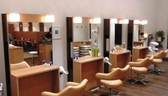 【植木町】≪早期デビュー可能・有給休暇あり・社会保険完備≫リーズナブルな価格で通いやすく多くのお客様と関われます！！最短1年6ヶ月でスタイリストデビュー可能な地域密着型ヘアサロン「メリィ・メリィヘアーハウス植木店（メリィ・メリィヘアーハウスウエキテン）」からアシスタント（美容師）の求人☆★