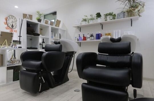 【南草津】≪月8日休み≫≪社会保険完備≫≪早期デビュー／新卒は勤務開始と同時にデビュー≫≪営業中レッスンOK≫≪メンズサロン≫≪土日休み相談OK≫大学生から絶大人気のメンズサロン！スタッフもお客様も年齢が近く距離の近さがポイントです！！「hair salon Mio（ヘアーサロンミオ）」からアシスタント（美容師）の求人★★