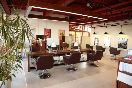 【長尾】≪月8日休み≫≪月に1度土日どちらかの休みOK≫≪有給100％消化≫≪社会保険完備≫≪パートのママさん美容師も大募集≫子育てが落ち着いて復帰した主婦の方も多く活躍中◎このほかにも待遇面はバッチリ◎スタッフ同士の仲がすごく良く、離職率が低いトータルビューティーサロン「Cappuccino Hair kotona（カプチーノヘアーコトナ）」からスタイリスト（美容師）の求人★☆