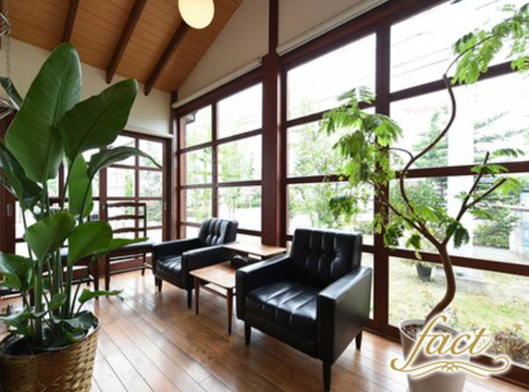 【高崎】≪髪質改善が人気≫≪口コミ高評価！≫≪社会保険完備≫ワンランク上の美しい髪へ！スタッフ同士仲が良く、お給料・お休み・成長のすべてが叶うサロンです！「fact 高崎店（ファクトタカサキテン）」からアシスタント（美容師）の求人☆★