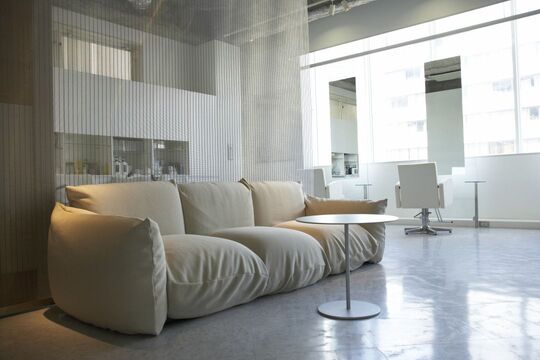 【心斎橋】≪月7,8日休み≫≪社会保険完備≫≪有給休暇あり≫CMや雑誌の撮影、ファッションショー、ヘアメイクに興味がある方必見◎幅広い年齢のお客様が来られるサロン！「TAXI（タクシー）」からスタイリスト（美容師）の求人☆★