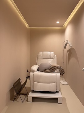 【麻布十番】≪完全週休2日制≫≪土日祝休みOK≫≪マンツーマン接客≫≪社会保険完備≫完全個室のおしゃれサロン！正社員でも自由にシフトを組むことができるため、プライベートも大切にしながら働くことができます。「Bloom by THLEE（ブルーム バイ スリー）」よりアイリスト（まつげエクステ・まつげパーマ・アイブロウ）の求人☆★☆