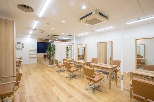 【梅田】≪平均月収40万円≫≪保障給あり≫≪フリー40〜42％／指名50〜70％≫≪自由出勤制≫≪完全マンツーマン≫ご予約を断ってしまうほどの集客あり！デザインカラーも髪質改善も人気のヘアサロン！！「granze 梅田店（グランジュウメダテン）」からスタイリスト（美容師）の求人★☆