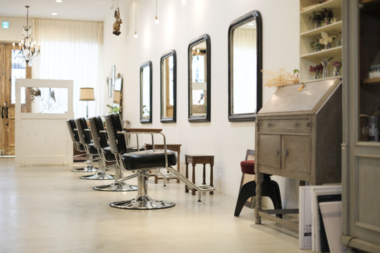 【二条城前】≪完全週休2日制≫≪社会保険完備≫≪産休育休制度あり≫雑誌掲載も多数！今まで培ったデザイン＋新しい感性でお客様を担当しましょう！楽しくお客様と関われるサロン「femme（ファム）」からスタイリスト（美容師）の求人★☆