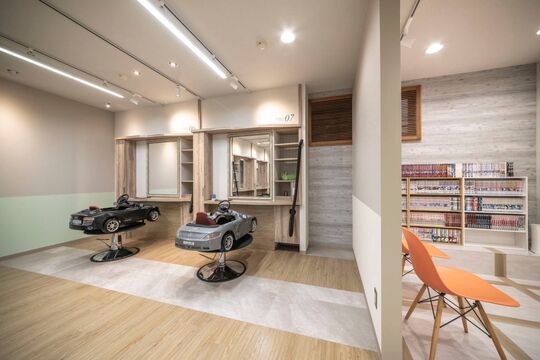 【片江】≪週休最大3日・月給25万円コースあり・車通勤OK・他店へヘルプ勤務無し・幅広い年齢層のスタッフが活躍・日曜日お休みOK≫ブランクがある方、幹部候補も大歓迎！！カットに自信のない方でも、丁寧に指導！座ってカットもOKなのでお身体の負担も少ないです。主婦の方も長くお仕事が出来る環境のカット専門店「quarters（クォーターズ）」からスタイリスト（美容師）の求人★☆