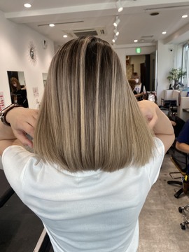 【京都河原町】SNSで人気！！集客バツグンのデザインカラー9割のトレンドサロン！！≪営業中レッスン可能≫≪夏季・年末年始休暇あり≫バレイヤージュなどのデザインカラーが好きな方、学びたい方大歓迎！！困ったときはスタッフさん同士で支えあう「Kala Hair Salon（カラヘアーサロン）」からアシスタント（美容師）の求人☆★☆