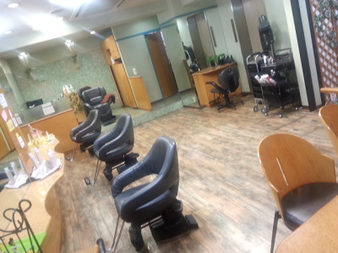 【横堤】どの年代のお客様にも満足していただくをコンセプトにし、高い人気を誇っているので、リピーターがすごく多いんです♪独立してもしっかりと1人でやっていけるような技術を身に付けることができますよ♪メニューの中に着付けもあるので、興味のある方必見☆avenue K(アベニュー ケー)からアシスタント(美容師)の求人☆★