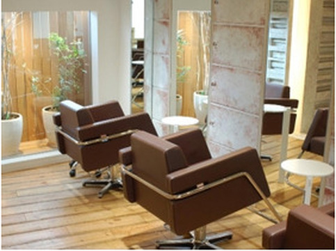 【泉ヶ丘】≪社会保険完備≫≪完全週休2日制≫安定した環境で長く活躍していきませんか 美意識やお洒落への関心が高いお客様から支持され続けるサロンtiravento 泉ヶ丘店 (ティラベントイズミガオカテン)からアシスタント(美容師)の求人☆★