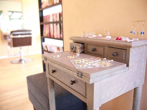 【高の原】≪社会保険完備≫≪月給17万円〜≫スタッフ1人1人の個性を大切にし自分の時間を大切にしながら成長できます♪しっかりとした技術を身に付けてスタイリストデビュー★「nicole hair design（ニコルヘアーデザイン）」からアシスタント（美容師）の求人★☆