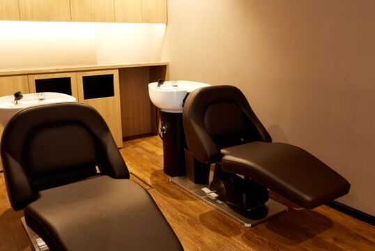 【中崎町】≪月8,9日休み≫≪社会保険完備≫≪2年半デビュー≫撮影やショーのヘアメイクなどの外部活動も多く、美容師としてスキルアップできる環境！「aisle（アイル）」からアシスタント（美容師）の求人☆★☆