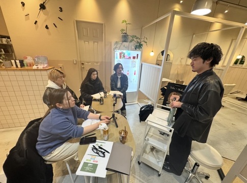 【阪急茨木市駅】≪月給50万円以上が目指せる！≫≪月8日休み≫≪土日休みOK≫≪休憩あり（外出OK）≫≪社会保険完備≫≪人気システムトリートメントを使用した髪質改善推しサロン≫≪客単価1万円越えの高単価≫≪客層20代30代がメイン≫スタッフ想いの環境です！給与体制がキャリアに応じて変動します！「Sida（シダ）」からスタイリスト（美容師）の求人★☆