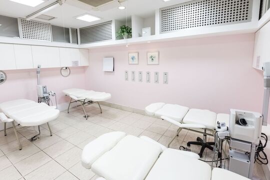 【天神橋筋六丁目】≪月給22万円〜≫≪有給休暇取得率100%≫≪月8,9日休み≫≪社会保険あり≫レディースシェービングとエステの専門店！幅広い世代の女性スタッフが活躍しています！質の高い技術で人気と信頼を集める「Vivo La Beaute 天六店（ヴィーボラボーテテンロクテン）」から理容師（シェービング）の求人☆☆