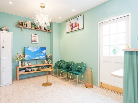 【高座渋谷】  完全マンツーマン  保障給あり 独立支援制度あり 住宅地に佇む地域に愛されるヘアサロン★完全歩合制 フリー44％／指名55％還元 により平均月収35万円以上!!!土日休みなどプライベート重視もOK★Anphi高座渋谷（アンフィ コウザシブヤ）からスタイリスト（美容師）の求人★☆