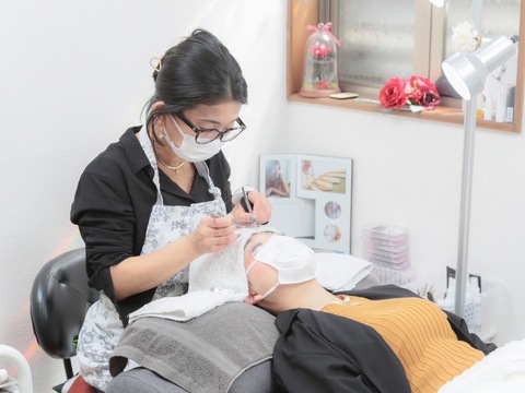 【北大路】≪正社員・パート・業務委託から選択可能≫≪土日休みOK≫≪連休取得OK≫≪完全週休2日制≫≪社会保険完備≫≪未経験・新卒生OK≫大人女性に人気のサロン！プライベートも大切にしながら働ける環境です！「EYE DENTITY（アイ デンティティ）」からアイリスト（まつげエクステ・まつげパーマ・アイブロウ）の求人☆☆