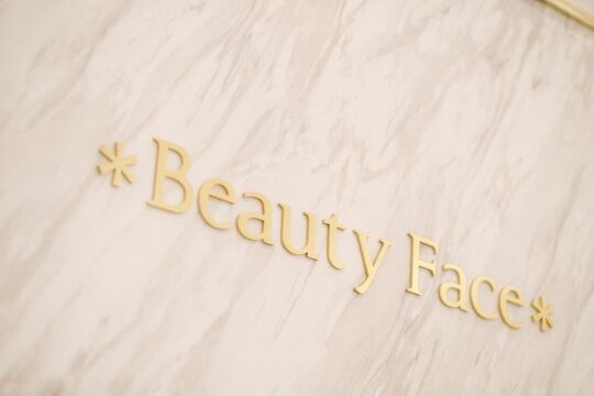 【鴻巣駅】◆土日のシフト休あり・有給休暇あり・社会保険完備◆バツグンの好待遇が魅力！高月給と長く活躍できる待遇が◎しっかりした研修体制があるので未経験の方も安心の研修体制を用意！「Beauty face エルミ鴻巣店（ビューティーフェイスエルミコウノステン）」から理容師（シェービング）の求人☆☆