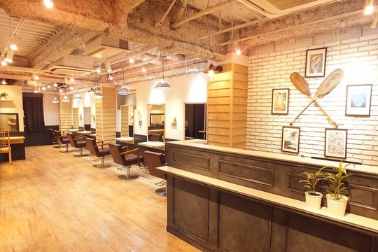 【京成船橋駅】最大月30万円の保障給あり！◆業務委託or正社員の選択可能◆週1日〜でもOK！幅広い薬剤のラインナップも魅力です！あなたのライフスタイルに合わせて働けるRoots 船橋南口店（ルーツフナバシミナミグチテン）からスタイリスト（美容師）の求人☆★