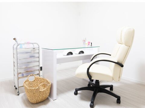 【六地蔵】≪月に1回土日連休あり≫≪社会保険完備≫≪19時台に退勤可能≫≪有給休暇あり≫仕事とプライベートが両立できる！！アイラッシュ＆ネイル併設でお客様の綺麗にトータルで関われます！地域のお客様から支持を誇るアットホームサロン「hair salon Lasia（ヘアーサロンラシア）」からスタイリスト（美容師）の求人☆☆