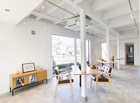 【南草津】≪月8,9日休み≫≪社会保険完備≫≪指名売上の35％還元≫興味があればまつ毛パーマ、着付けもできる！入客チャンスが多くあるため入客チャンスに困りませんよ！スタッフさんの夢を応援するサロン！「emmy（エミー）」からスタイリスト（美容師）の求人☆★