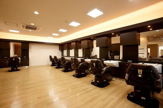 【泉が丘】 月給22万円以上  月8日休み・有給休暇あり  社会保険完備  19時営業終了  引越し費用10万円or寮を選択可能 安心して長く働いていけるように充実した条件が人気です！！「Hair Make Chura 泉ヶ丘店（ヘアーメイクチュライズミガオカテン）」からアシスタント（美容師・理容師）の求人☆★