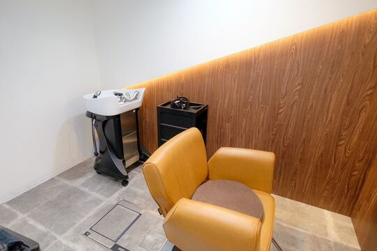 【川西能勢口】≪月給23万円～≫≪社会保険完備≫≪月8,9日休み≫≪平均19時台に退勤可能≫≪土日休みも相談OK≫半個室の落ち着いた雰囲気が人気！マンツーマン接客なので無理なくのびのびと働いていただけます。ライフスタイルに合わせた勤務ができるので、ママさん美容師スタイリストも大歓迎！「whith（ホワイス）」からスタイリスト（美容師）の求人☆☆