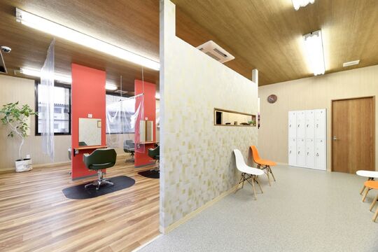 【春江】≪日曜定休日≫≪ブランクあるママさん美容師歓迎≫≪勤務時間の相談OK≫≪残業一切なし≫≪休憩あり≫自分に合った働き方ができ、急なお休みなどにも対応できるようにしてます！ママさん美容師にも働きやすい環境が整っているサロン「COLOR PLUS 春江店（カラープラスハルエテン）」からカラーリスト（美容師）の求人☆☆