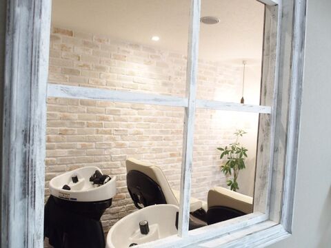 【甲子園口】≪時給1500円スタート≫≪日曜勤務出来なくてもOK！≫お客様と密に関われるアットホームサロン！お子様の行事などがある日はそちらを優先出来るので安心して働けます。「atelier Emma（アトリエエマ）」スタイリスト（美容師）の求人☆☆