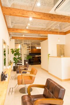 【JR和歌山駅】≪店長候補は月給30万円≫≪月22日勤務≫≪日曜定休あり≫≪社会保険完備≫頑張りを評価してもらえる体制！エステやアイラッシュに興味のある方も大歓迎です！「hair create cocokara（ヘアークリエイトココカラ）」からスタイリスト（美容師）の求人☆★☆