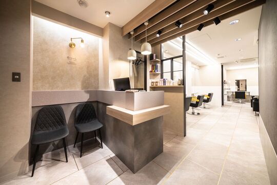 【博多駅】≪社会保険完備・早期スタイリストデビュー可能・カラーが強い≫人気のエリアでスタッフ大募集！！経験豊富なスタイリストさんが多く在籍しているので幅広い技術が学べます！！頑張り次第で1〜3年でスタイリストデビューを目指せるヘアサロン「GiseL 博多（ジゼルハカタ）」からアシスタント（美容師）の求人☆★