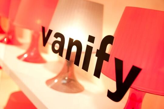 【堀江】★積極採用中★≪早期デビュー可能≫≪営業中レッスンOK≫≪チームワーク抜群！≫メディアや雑誌でのヘアメイク、ヘアショーへの参加もあり♪サロンワークだけではなく様々な経験ができるサロン！撮影にも力を入れており、確かな技術があるスタッフが在籍しているので、ワンランク上の美容師を目指せます☆vanify（バニフィー）からアシスタント（美容師）・スパニストの求人☆★