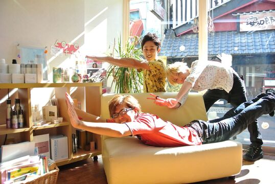 【東向日】平均退社時間19時◆◇全店でご飯やイベントなども多々！技術次第で入客チャンスも有り♪平均の退社時間も早いので、プライベートを大切に働いていくことが可能★京都に店舗展開するサロンaotani hair 東向日(アオタニ ヘアー ヒガシムコウ)からスタイリスト(美容師)の求人☆☆