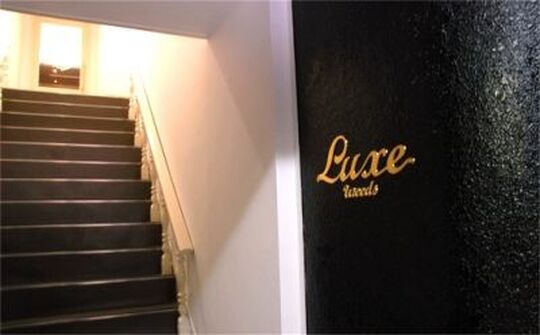 【ぶらくり丁】“ラグジュアリー×シック”な上質空間☆大人女性から人気の高い“Luxe weeds”「美容師」としてしっかり成長できるよう、スタッフ思いのオーナーさんが本気でサポートしてくれます☆アシスタント（美容師）の求人☆☆